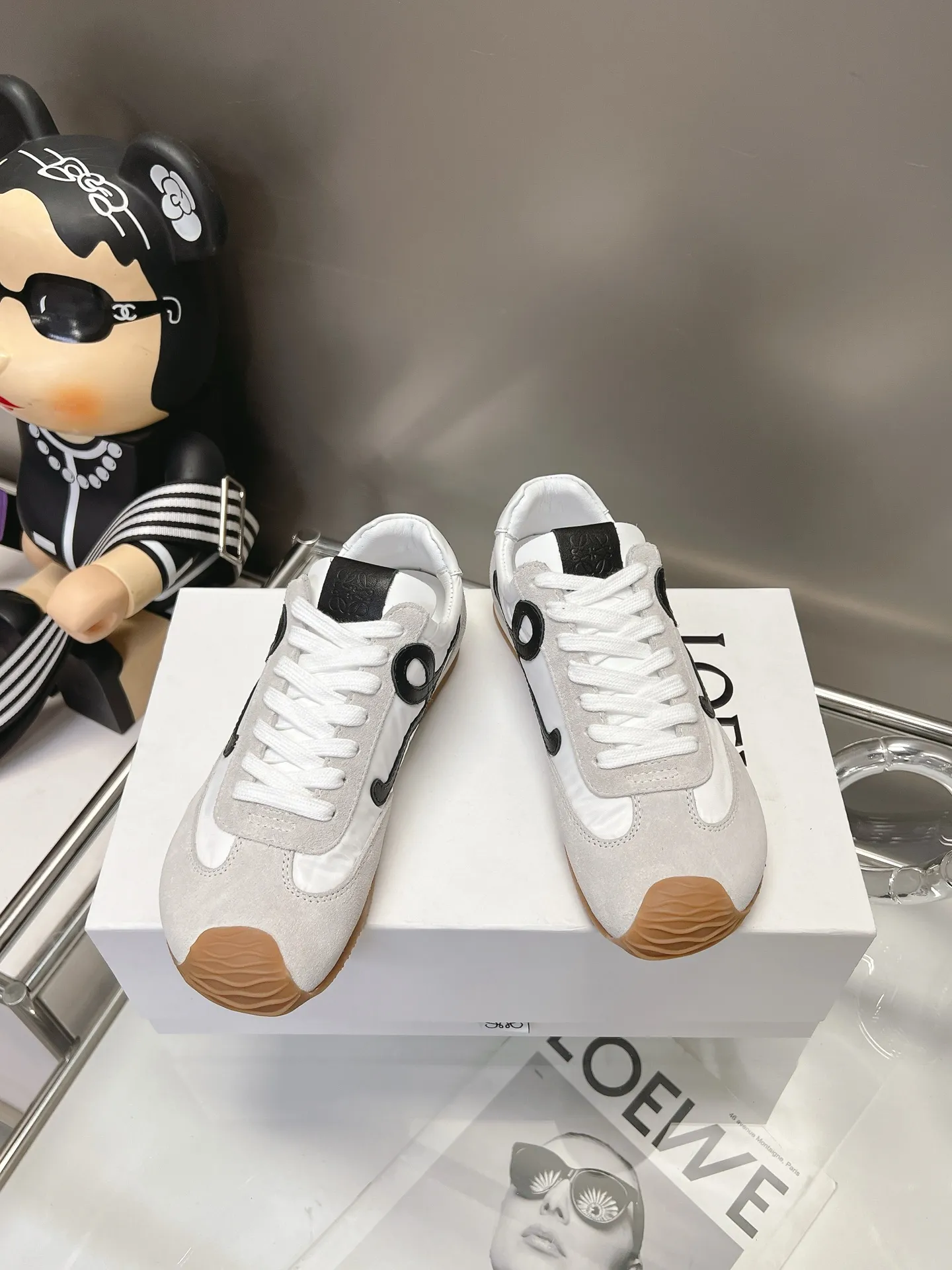 👟👟Ex-factory price 540👟👟 Original BALLET RUNNER2.0 Loewe ballet shoes! Asymmetrical toe shape, Loewe's signature design! Super soft, light and flexible wave pattern original T👟👟factory price U bottom, (not ordinary rubber bottom) original cover last + strong top craftsmanship wrapping feeling, first-class comfort! The 3D injection molded rubber LOEWE logo on the heel gives this shoe a retro and elegant interpretation, and incorporates modernity and LOEWE's unique style. There are so many colors and pictures will be updated one after another. Code number: 35-40 (41 customized)